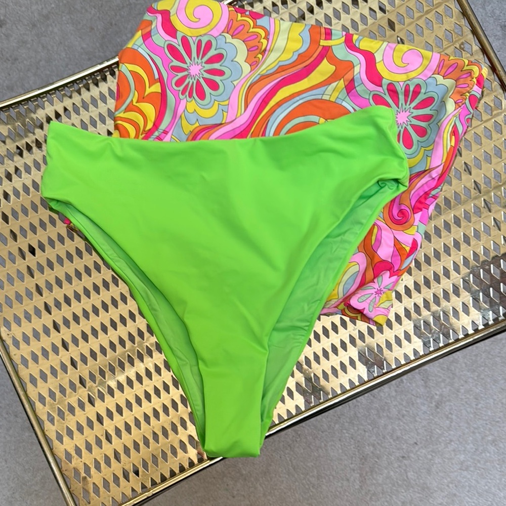 SKIMS 💚 mid waist bikini bottom size M